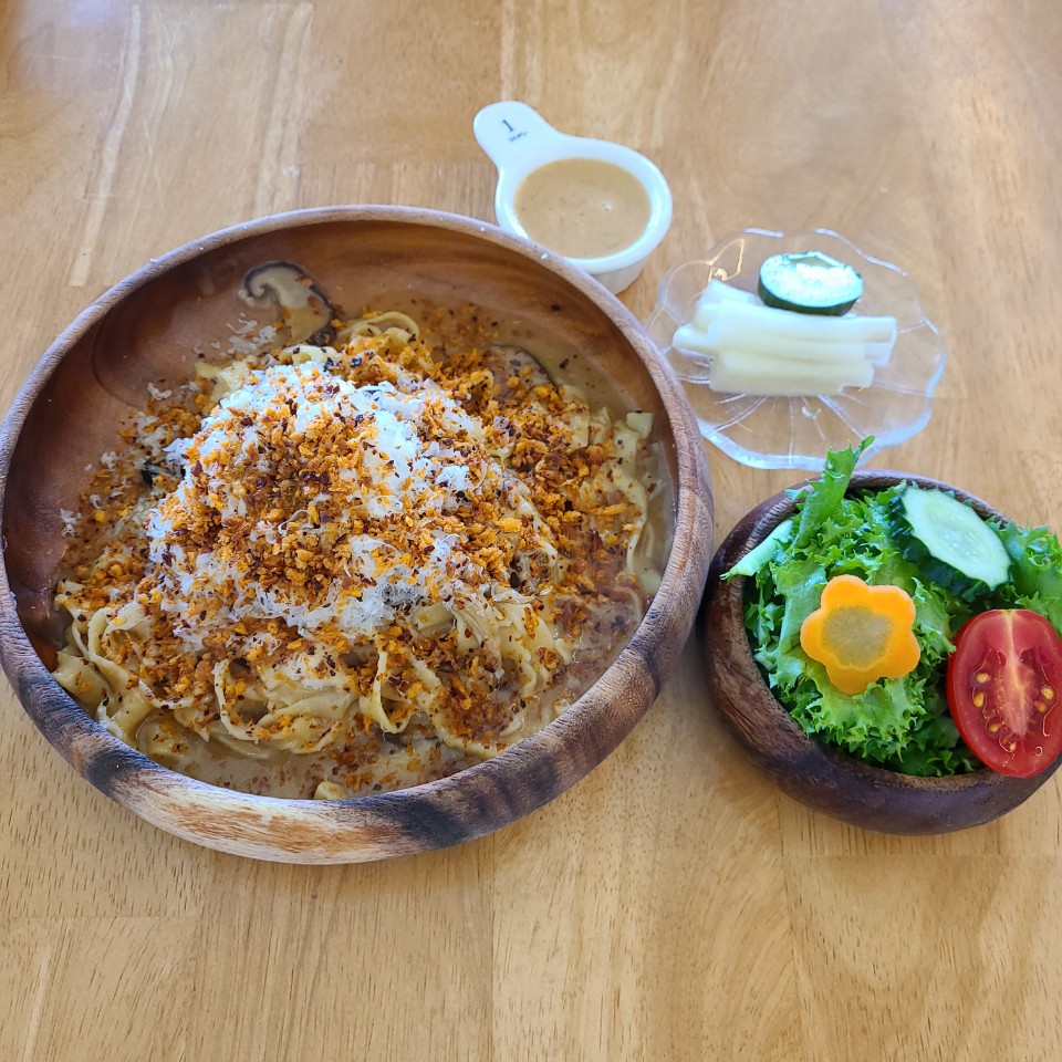 Zzerosmroqlhh56's tweet photo. 제주도오면 당당 꼭 가 ㅅㅂ진짜개존맛임 여기 예ri도왔었나봄 싸인잇ㅇ https://t.co/EaBTOCdRuT