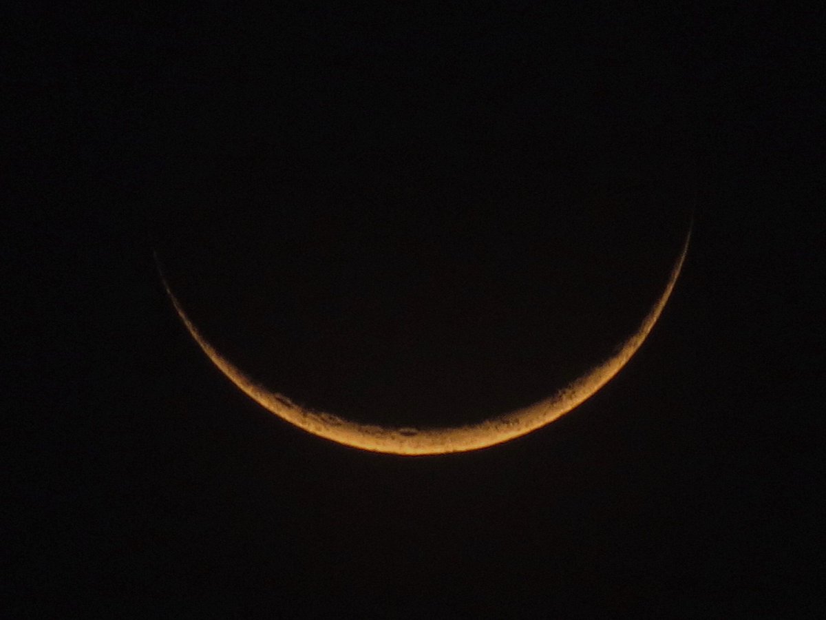 Spockplanet's tweet photo. #FaseLunar | La Señora Luna hace dos horas desde Caracas🇻🇪. Foto cortesía @Tibunando https://t.co/NDoryQDaqi