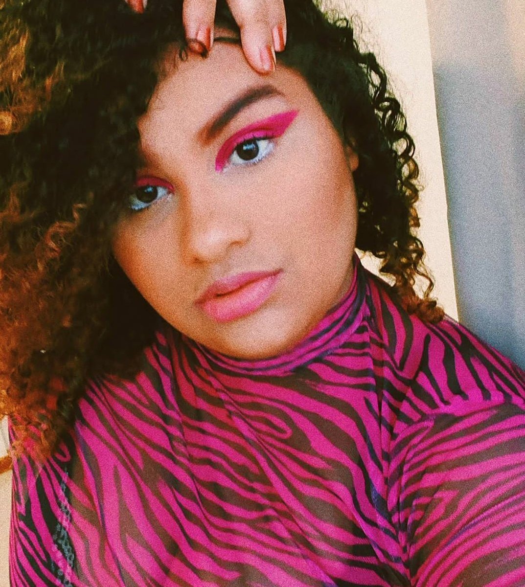 bigpocsbrasil's tweet photo. Agora vamos falar de Juliana, a nossa Juju das Makes. Juliana cursa Direito na UFAM, mas apesar disso é um ser humano do bem e agradável. Gosta de makes coloridas e de se divertir. Manteve seu jeitinho autêntico desde o início e está mais forte que nunca. Foi anjo 2 vezes. https://t.co/UNAd7lcT4P