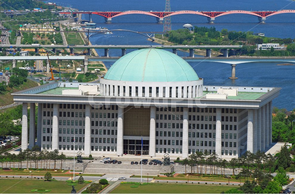 《국회 상임위원장 》   분명히 말씀드립니다.
미통당의 국회난동으로 인한 발목국회 재발을 막기 위해서,  
법사위와 예결위 등을 포함 국가운영에 중요한 대부분의 상임위원장는
무조건 민주당의 몫으로 가져와야 합니다.
직권으로라도 법안처리를 하라고 국민이 민주당에 180의석을 준 겁니다.