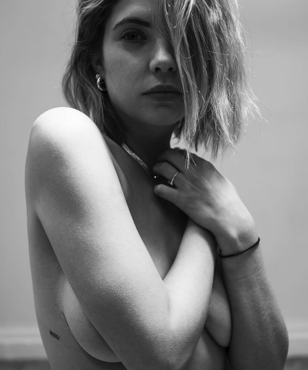 CelebHandBra's tweet photo. Ashley Benson topless hand bra
#AshleyBenson #topless #handbra
https://t.co/EGgunb8ltn https://t.co/vihlgNNktb