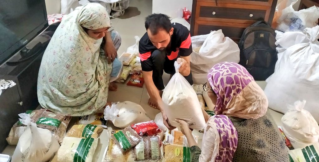 CitizenKamran's tweet photo. #HerosOfCovid19 #HerosOfMumbai
Team of
@umme98 @Fatima_Z0hra & @Khidmatgar_ worked very hard to distribute food packets and money
at Aaray Colony,Jogeshwari,Vikhroli,Ghatkopar, Powai,Ghatkopar,Vikhroli m0cto poorest & to madrassas. https://t.co/5rmiaZErU3