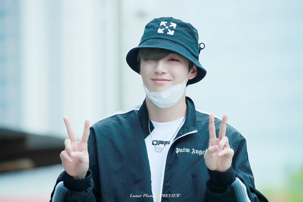 LunarPlanet1210's tweet photo. 🍑200525 틱톡 스테이지 출근
녤깅이 출근✌️🍑✌️
#강다니엘 #KANGDANIEL https://t.co/0Ji7ViMmgD