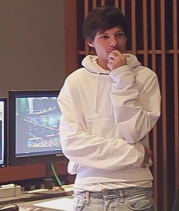 louis tomlinson in oversized sweaters; — an adorable thread!