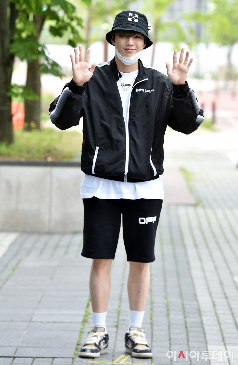 photokorea2's tweet photo. #강다니엘 #틱톡 #틱톡스테이지라이브프롬 #출근길 #콘서트 #200525 https://t.co/mjFuVSC7Vv