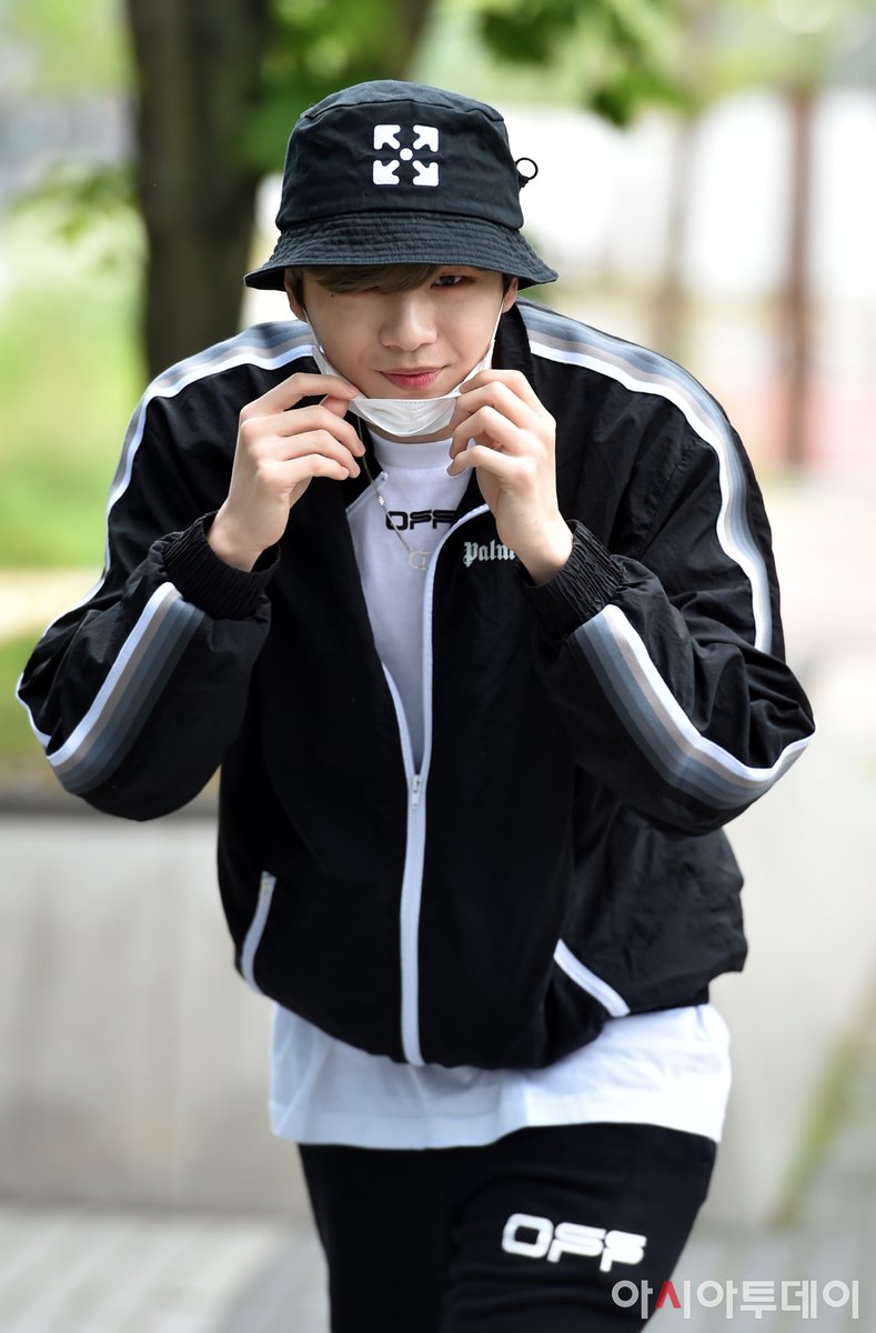 photokorea2's tweet photo. #강다니엘 #틱톡 #틱톡스테이지라이브프롬 #출근길 #콘서트 #200525 https://t.co/mjFuVSC7Vv