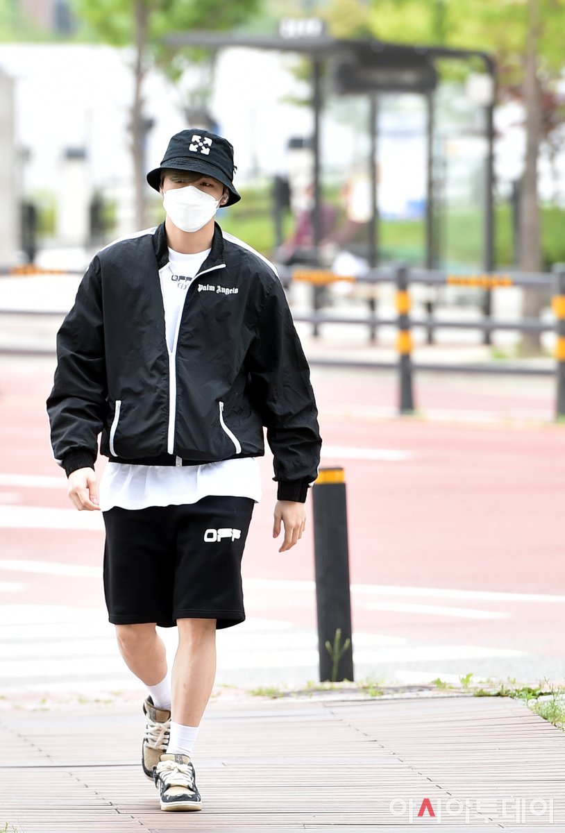 photokorea2's tweet photo. #강다니엘 #틱톡 #틱톡스테이지라이브프롬 #출근길 #콘서트 #200525 https://t.co/mjFuVSC7Vv