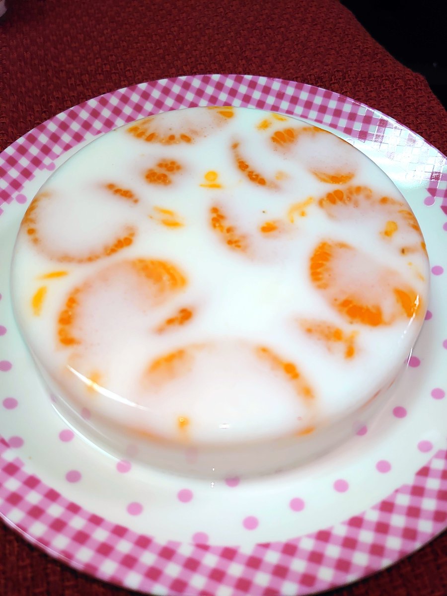 京極夏子 未だに小麦粉系が品不足 ならば おやつは寒天で作ればいいじゃん 季節もいいし カロリーも低いし ってことで 今日のおやつは牛乳寒天みかん入り 只今冷蔵庫で待機中 寒天 牛乳で簡単につくれそう 牛乳寒天 手作りおやつ おうちで