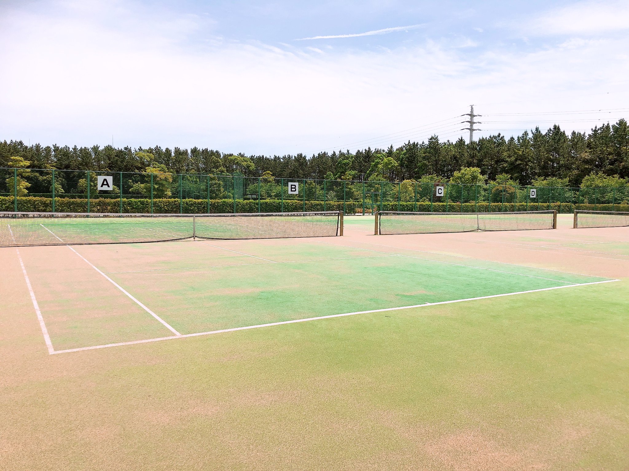 千葉工業大学 さらに進むと体育館があります バスケットボールコート3面分のとても大きな体育館です 体育館の奥には フットサルコートが2面 テニスコートが4面あります フットサルコートの後ろに見えるのは一人一部屋 家具完備の男子寮と女子寮 千葉工業大学 さらに進むと体育館があります バスケットボールコート3面分のとても大きな体育館です 体育館の奥には フットサルコートが2面 テニスコートが4面あります フットサルコートの後ろに見えるのは一人一部屋 家具完備の男子寮と女子寮