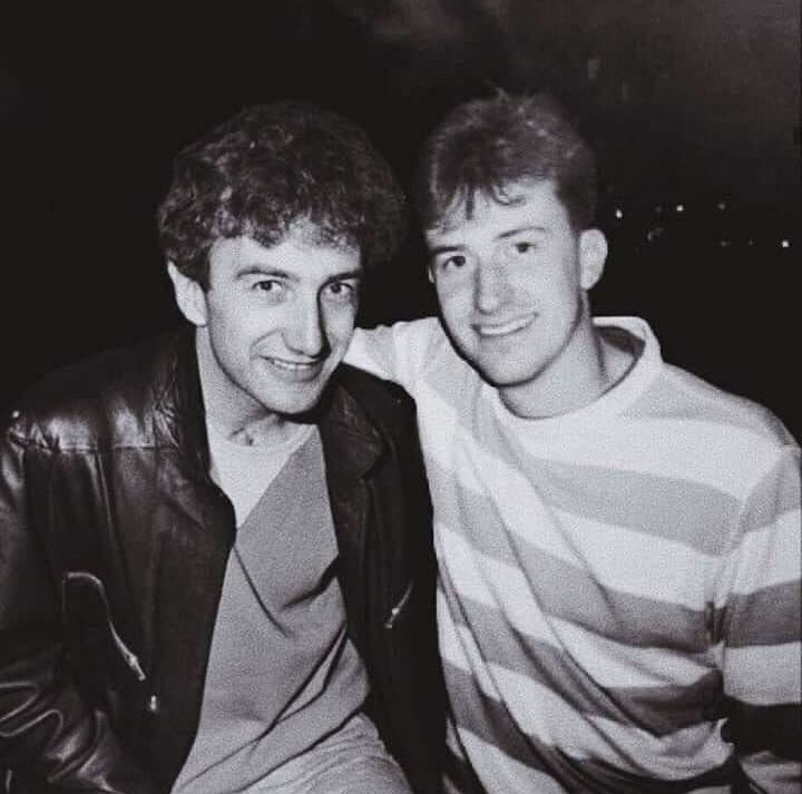 Porque no puedo dejar de amarlos en ningún momento. Ellos se han ganado un puesto en mi corazón.💕

                     John Deacon // Joe Mazzello 

.
.
.

(Abro hilo)