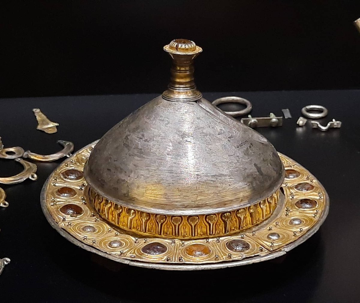 Praefectvs_Prae's tweet photo. Ein Besuch im Museum Halle, wunderschön 🥰 #FamiliaPoppaea #bestfamily #Urlaub #schmiedezwerg #Halle #gutefreunde #UrlaubFamiliaPoppaea #Landesmuseum #RomanJewelry #RomanRing #jewelery #schönezeit #immervorwärts #bestdarstellt #imerdabeiFamiliaPoppaea https://t.co/bcaE4L4VrH