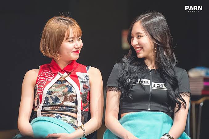 Mina is reaching out to Chaeyoung texting her:“You are gonna be mine again”  #MICHAENG