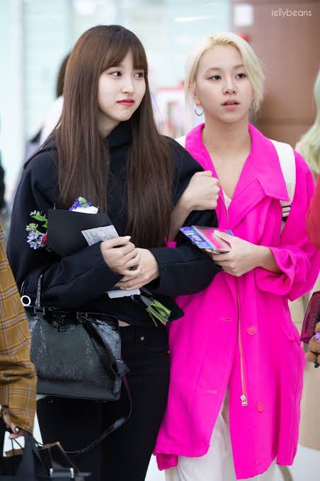 Mina is reaching out to Chaeyoung texting her:“You are gonna be mine again”  #MICHAENG
