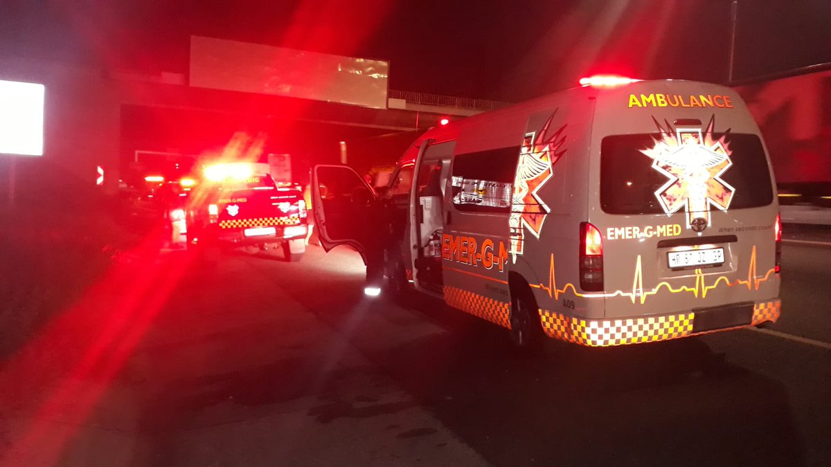 EMER_G_MED's tweet photo. 《Germiston》#RV07 and #A09 responded to N3 North, M2 split for a collision. One patient transported to hospital with moderate injuries @GTP_Traffstats @_ArriveAlive @EWNTraffic #whensecondscount #germiston https://t.co/IZRgdUJGrT