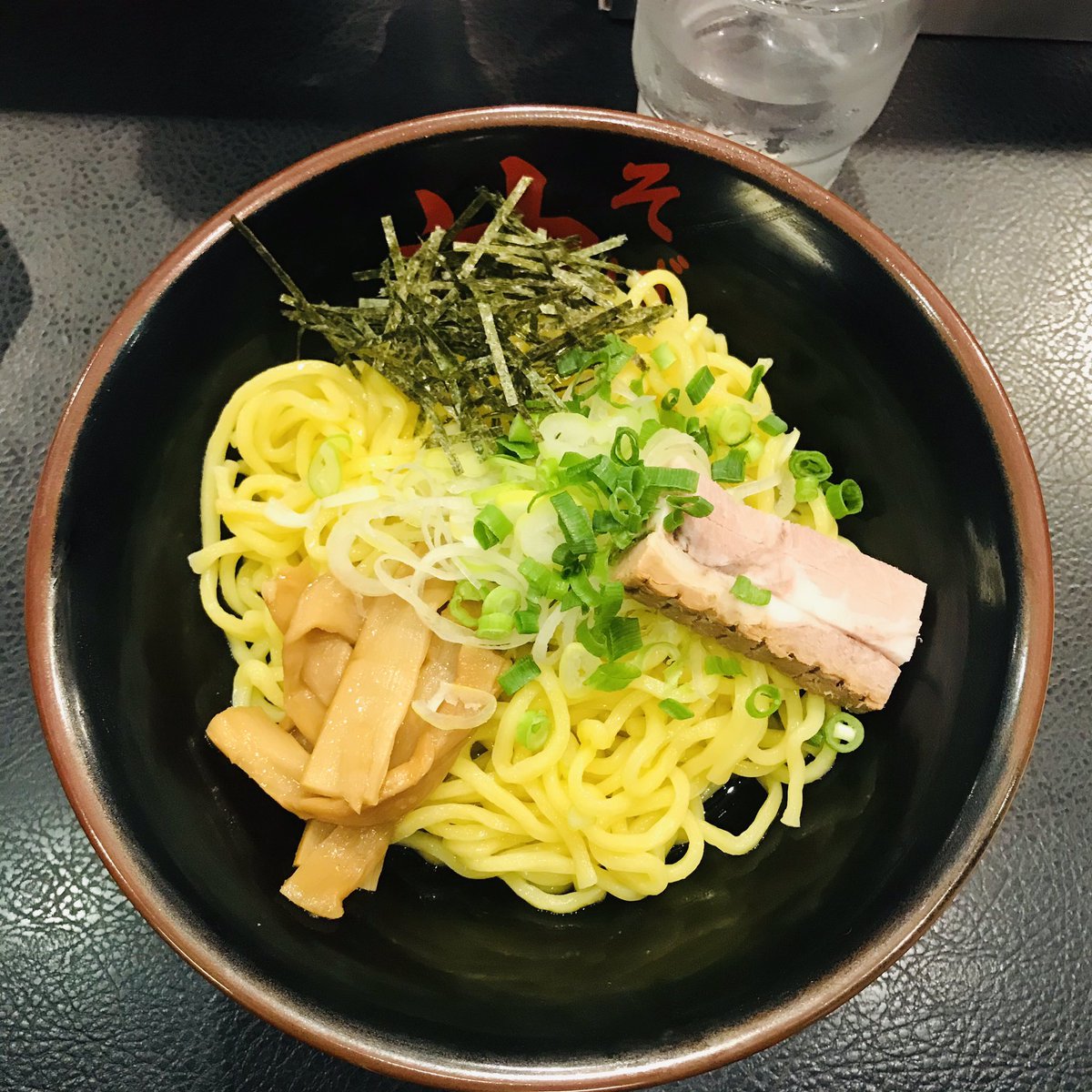 bun_voicy's tweet photo. 久々に食べました🍜
やっぱり美味しい😋

#油そば #東京油組総本店 #赤坂見附 https://t.co/PvBvmtF3Ob