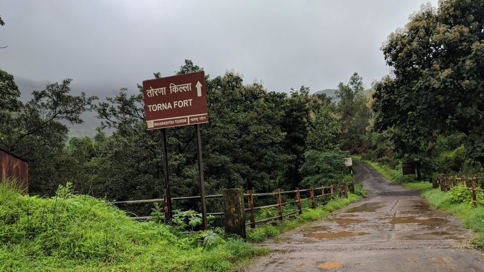 दूरवरूनच आपल्याला भला मोठा असा प्रचंडगड दृष्टीस पडतो आणि मनात थोडीशी भीती निर्माण करतो.समुद्रीसपाटी पासून ४००० फूट उंच असलेला हा किल्ला ट्रेकर्स साठी पर्वणीच आहे ! वेल्ह्यामधून गडावर जायला एक वाट आहे,थोडीशी अवघड पण thrilling !(4/20)