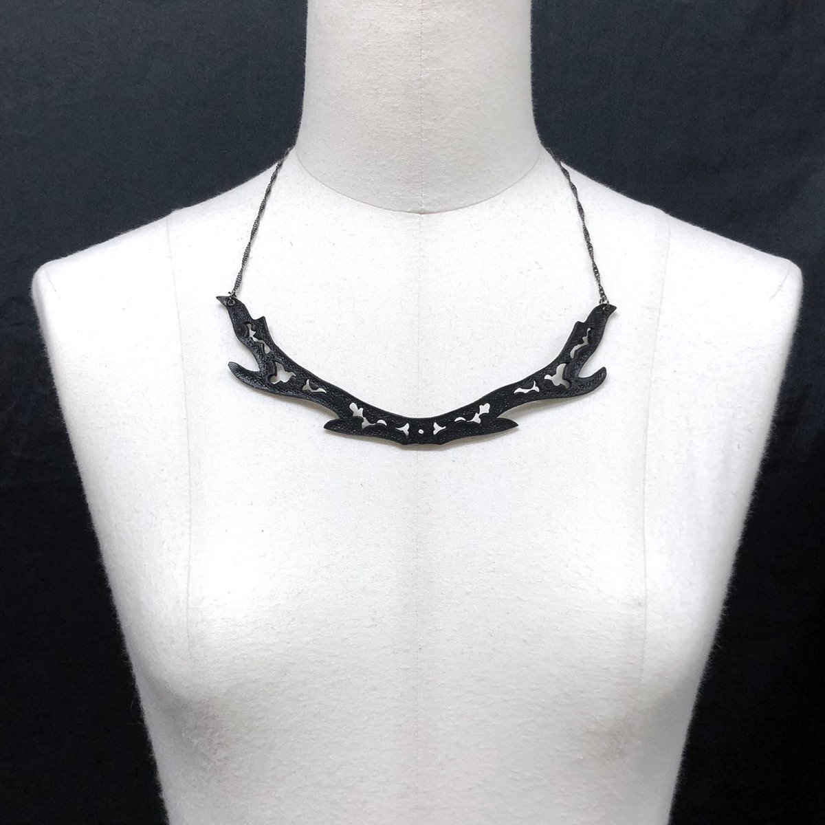 abilletage's tweet photo. 【商品紹介】

5/31まで
Noir Weekピックアップブランド liagraf

◇bone ネックレス
¥8,000+税

本革を使用しているため軽く、肌なじみのいいアイテム
鎖骨のようなデザインのネックレス
丁度よいサイズ感でデコルテを飾ります

オンラインショップはこちら
https://t.co/C8W9x4JiOK https://t.co/lGfJv46eAn