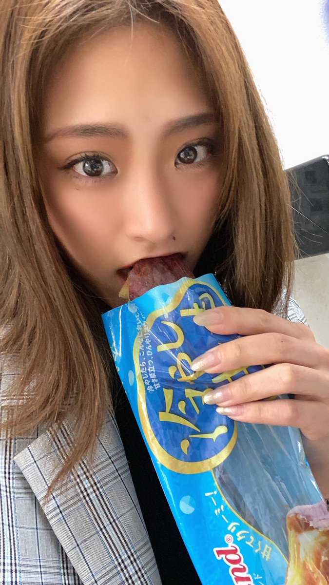 babe_mao223's tweet photo. 気になってたの買えたー！
めっちゃ美味しいじゃん😍💓
#セブンイレブン #冷やし甘いも #焼き芋 #お昼ご飯 https://t.co/sp79TG2v6t