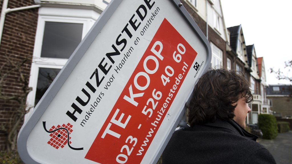 RTLZ's tweet photo. Makelaars hebben het de laatste weken drukker dan normaal, blijkt uit een rondgang van RTL Z. Meer mensen zetten hun huis te koop. "We aanschouwen dit met enige verbazing." https://t.co/dzrjpad8nL https://t.co/JbUoFhTUxn