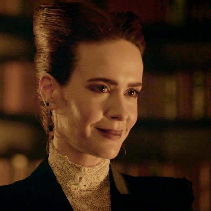 when i meet her eyes again she was staring me like this because she noticed that i just totally checked her up, and this is exactly how her hair and make up looked like as well btw: