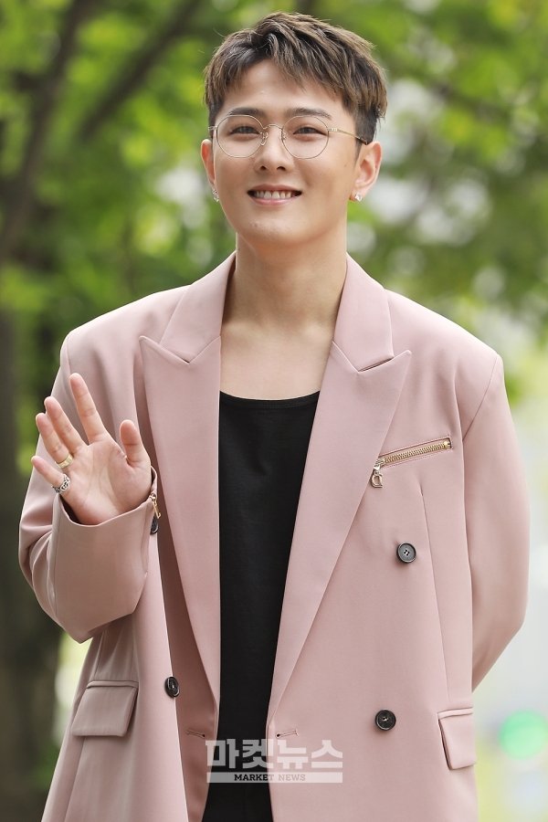 iKON_Global's tweet photo. [Press Photos] 200525 — MC DONGHYUK FOR TIKTOK LIVE STAGE IN SEOUL

https://t.co/3RDh7z7jg7
https://t.co/HUAQBWuupD

#iKON #DONGHYUK #아이콘 #김동혁 @D_dong_ii https://t.co/SLSCLoqn8V