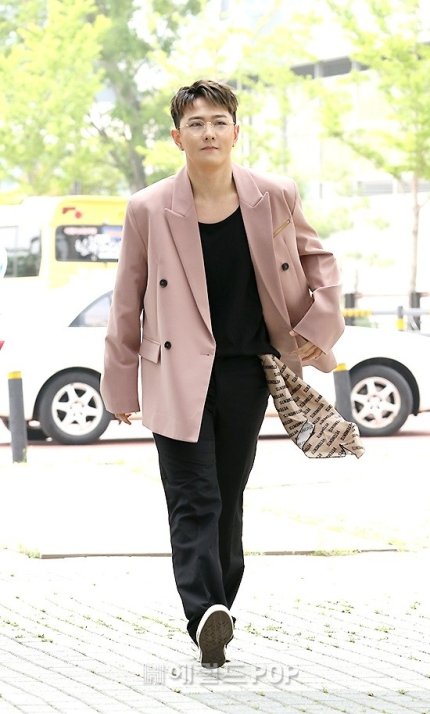 DKing_Worldwide's tweet photo. MC DONGHYUK ARTICLES 📢
✅ React with either the first 2 emojis
✅ Recommend article
✅ Share

iKON Donghyuk, Today's MC
🔗https://t.co/8Ptp2MtI3n

iKON Donghyuk, Cool Explosion
🔗 https://t.co/AJuQq5jjkF

@D_dong_ii #KimDonghyuk #DK #김동혁 #동혁 #iKON #아이콘 @YG_iKONIC https://t.co/nVjddFVYGe