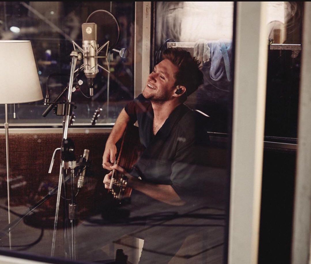 Louis Tomlinson as Niall Horan A thread