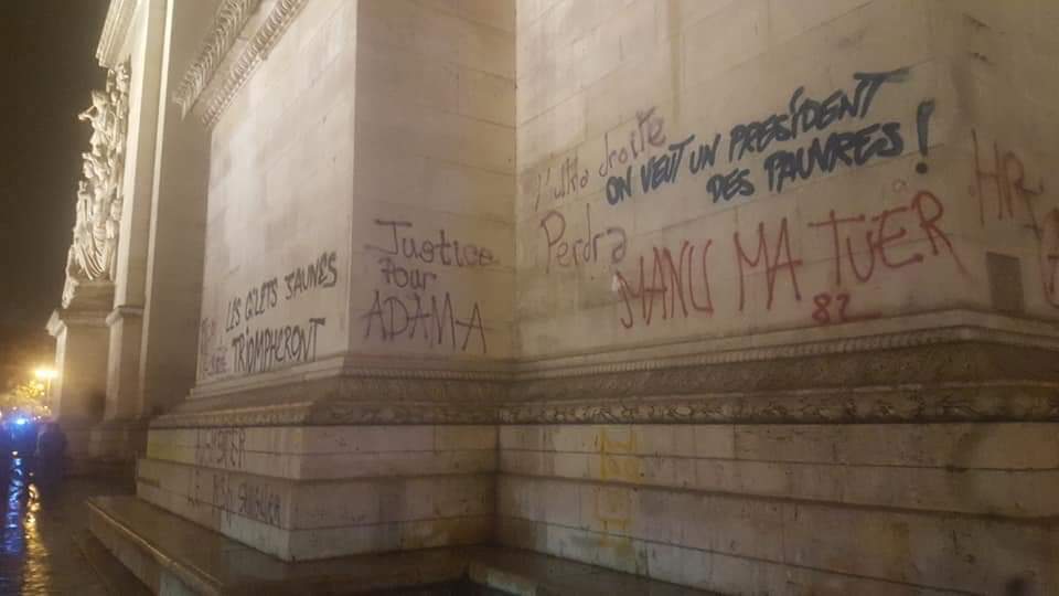 bis Voyant que c'est le chaos et une opportunité unique de foutre le bordel et d'affronter la police, le Comité Adama rejoint la lutte, bien aidé par des articles de  @Mediapart et  @Reporterre qui signifient en grande pompe que les quartiers populaires rejoignent la lutte.