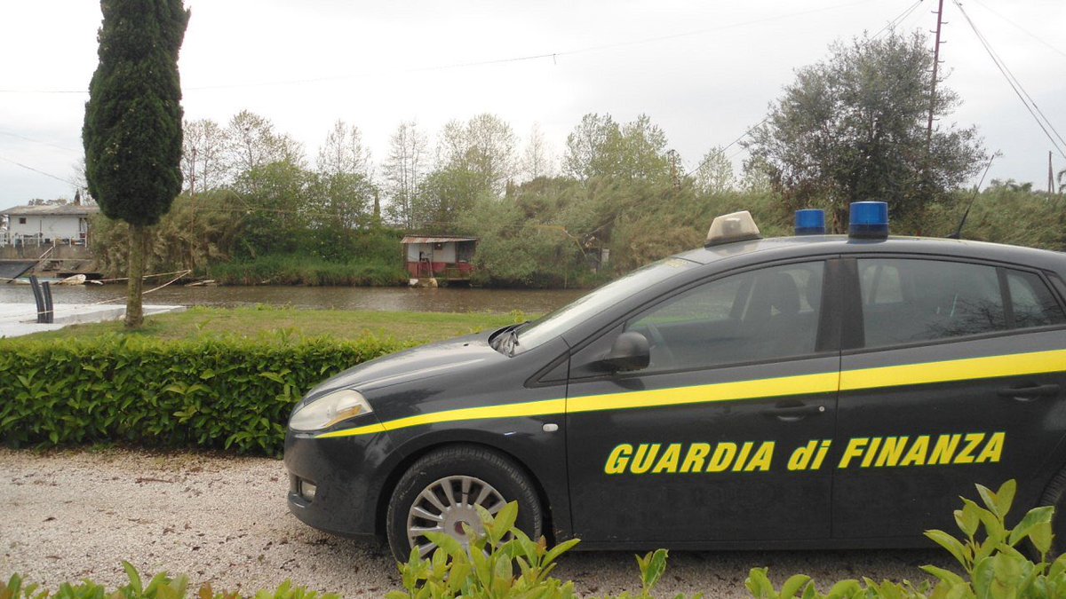 GDF's tweet photo. GdF #Civitavecchia: sequestrate 8 strutture da #pesca utilizzate illegalmente nell’#areaprotetta del Parco Naturale Regionale dei Monti Ausoni e Lago di Fondi (LT). https://t.co/PxZWTbTw2d