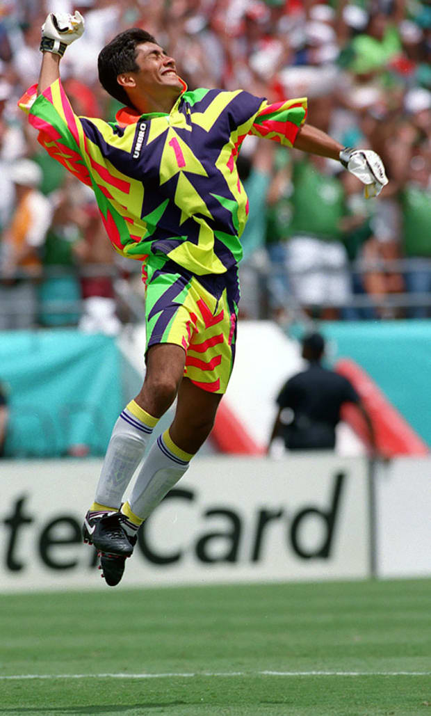 Craziest Goalkeepers in Football 1. Jorge Campos(born 15 October 1966) is a retired Mexican footballer who played as a goalkeeper and striker.