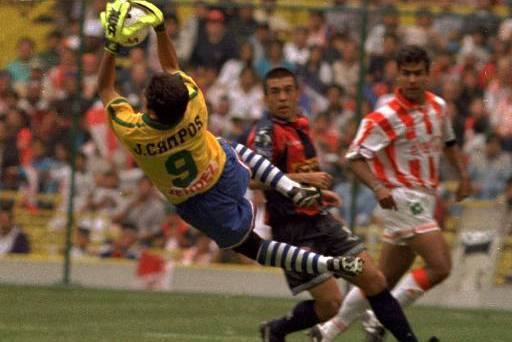 He scored a notable bicycle kick goal for Atlante in the 1997 season. In that game, he started as goalkeeper, but as the forwards were failing to score a goal, the coach replaced a field player with another goalkeeper to send Campos to the attack.