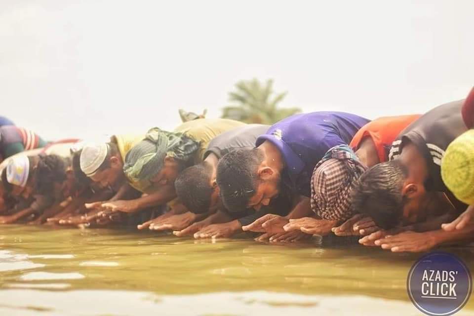 comrademahmud01's tweet photo. খুলনা জেলার কয়রা উপজেলায় বানবাসী মানুষের ঈদের জামায়াত। https://t.co/sCnBFMREEg