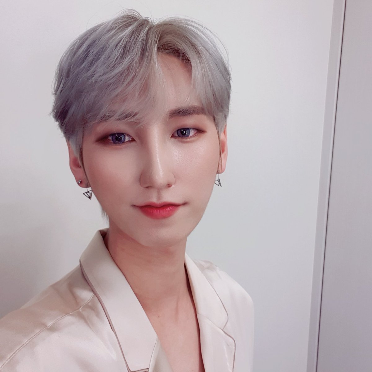 UNVS_fr's tweet photo. @UNVS_members ◎ 25/05/2020 ◎ UNVS_Members Twitter

[#젠]
À qui appartient l'autre moitié du cœur~? 💘

#UNVS #유엔브이에스
#JEN 

- UNVS Fr. https://t.co/7zWfbYLZgb