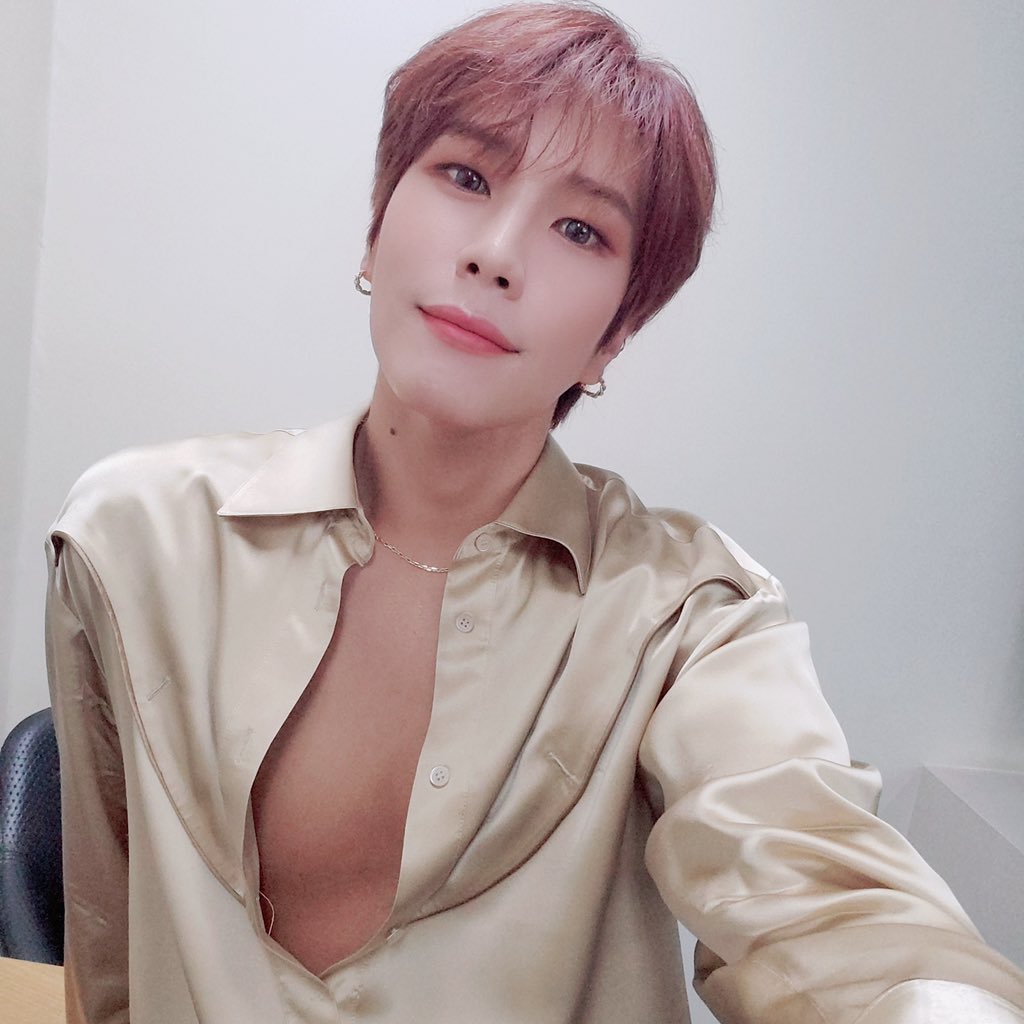 UNVS_fr's tweet photo. @UNVS_members ◎ 25/05/2020 ◎ Twitter

[#은호]
Nos UNUS ! Courage aussi pour cette semaine ! Vous savez que je vous soutiendrai toujours, non ? Veuillez vous soutenir entre vous ! Que dites-vous de finir la journée avec une tasse de thé ? Je vous aime.

#UNVS #유엔브이에스
#EUNHO 

- UNVS Fr. https://t.co/X1O9dquJ5n