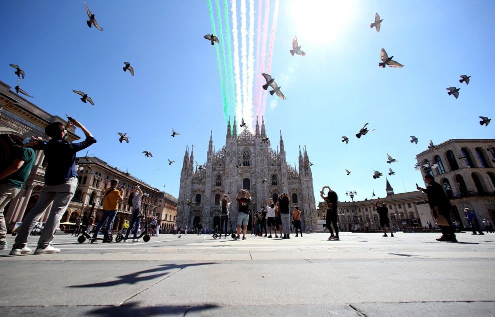 SilviaRoggiani's tweet photo. Una grande emozione vedere le #frecceTricolori tingere il cielo di #Milano 🇮🇹 🇮🇹 🇮🇹 
Un omaggio alle vittime e un ringraziamento agli eroi che hanno combattuto senza sosta in questi mesi.
#2giugno 
 
(Foto @Agenzia_Ansa) https://t.co/fLP2TzsgF7