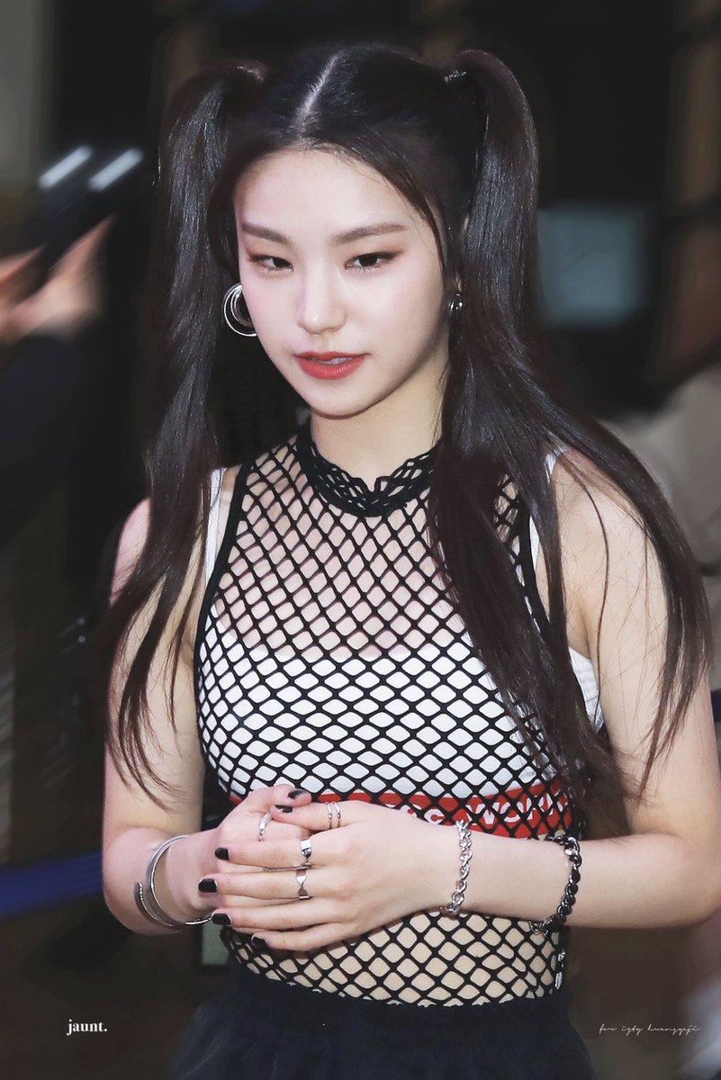6. I think we can all agree that 190214 Yeji