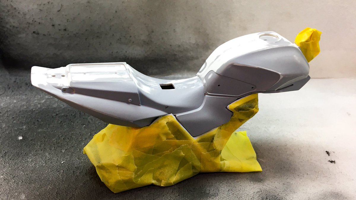 knkn_srr01's tweet image. 箱開けてビックリ！
タンクフレームシートカウルスイングアームがモナカ割りの一体成形&amp;amp;エンジン組み上げた状態ではフレームに乗らない事が発覚。
薄ノコで各パーツを分割する所から始め、塗装後ピン入れ再接着。
多作業で楽しかった！
が、もう一度作りたいとは...w
#プラモデル #CB1300P