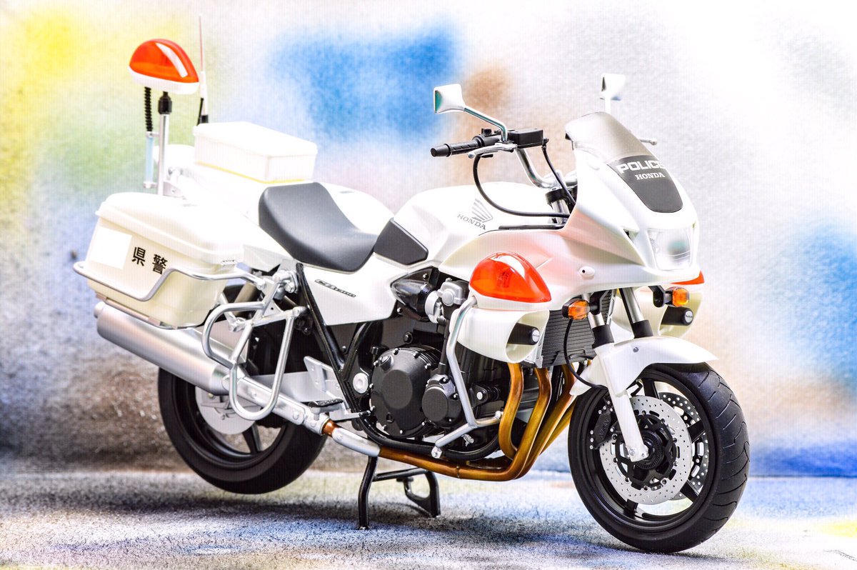 knkn_srr01's tweet image. 箱開けてビックリ！
タンクフレームシートカウルスイングアームがモナカ割りの一体成形&amp;amp;エンジン組み上げた状態ではフレームに乗らない事が発覚。
薄ノコで各パーツを分割する所から始め、塗装後ピン入れ再接着。
多作業で楽しかった！
が、もう一度作りたいとは...w
#プラモデル #CB1300P