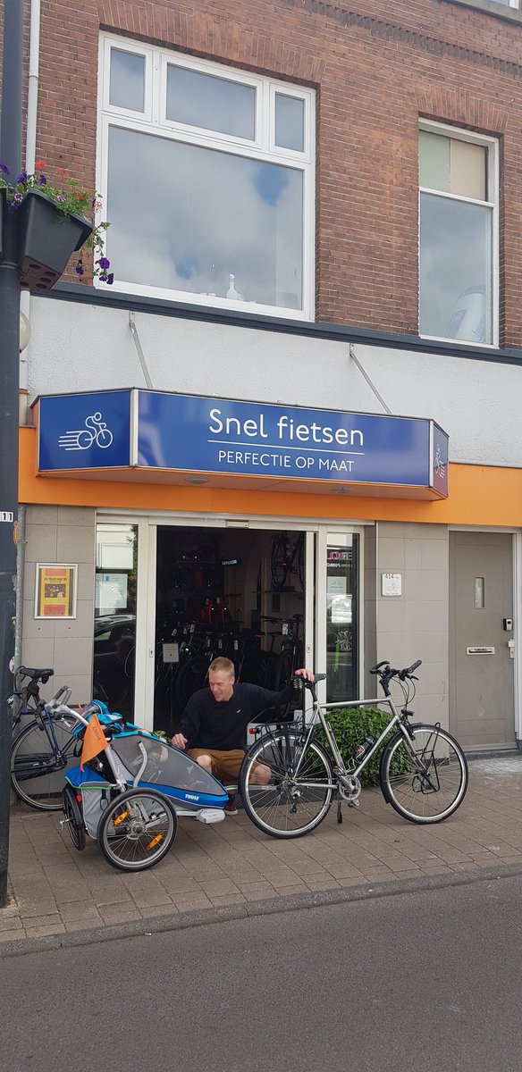 SnelFietsen's tweet photo. Een nieuwe Snel STEEL RIDE LX afgeleverd.

In de winkel een Thule kinderkar eraan gekoppeld en de familie gaat meteen op pad.

#Snel #Snelfietsen #Fietsenwinkel #Fiets #Shimano #LX #Thule #Kinderkar #Aanhanger #Magura #Wens #Opweg #Familie #Gebouwd #Utrecht #Trailer #Kind #Blij https://t.co/UZcVdaBjJv