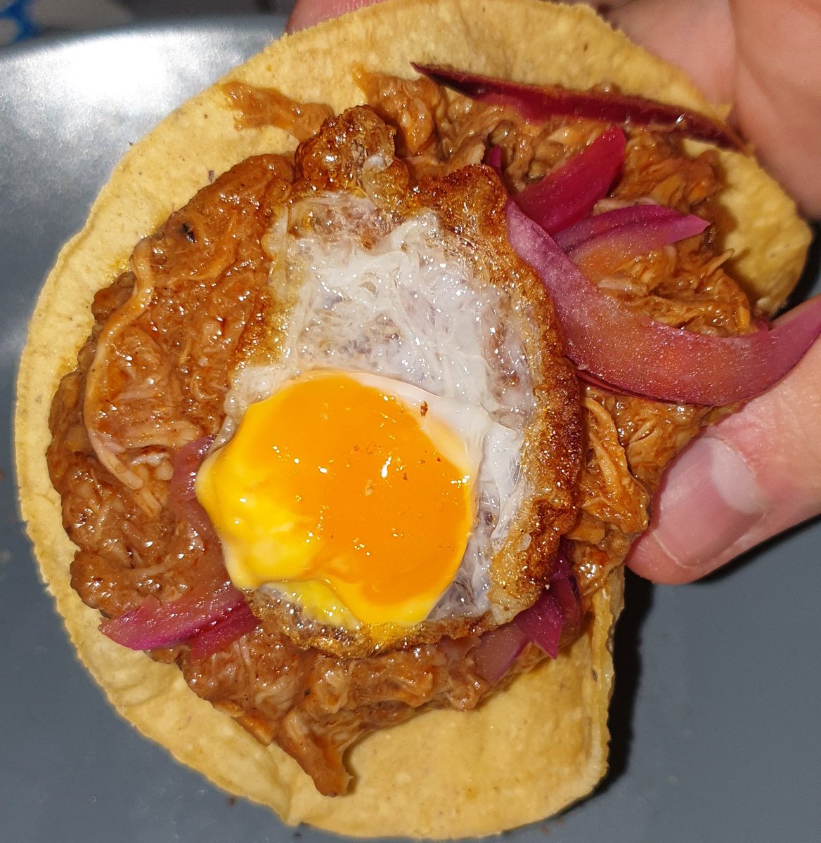 JuanZuriarrain's tweet photo. Ya estáis tardando en pedir a domicilio el menú para 2 de @r_ingrediente . A disfrutar como gorrinos en un charco por menos de 20€ x persona!! 
(Mantel de estrellas no incluido, lo siento) https://t.co/P0vo1EDR0h