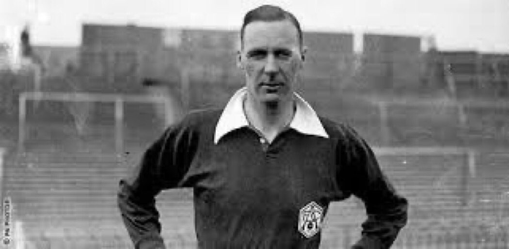 After 2 disappointing seasons, Chapman signed Bolton striker David Jack for a world record transfer fee at the time, of £10k. And Alex James and the 17 year old Cliff Bastin in 1929. He wanted to strengthen his attacking lineup.