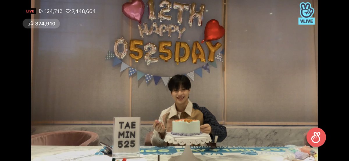 Look at how happy he was decorating his shinee cake 