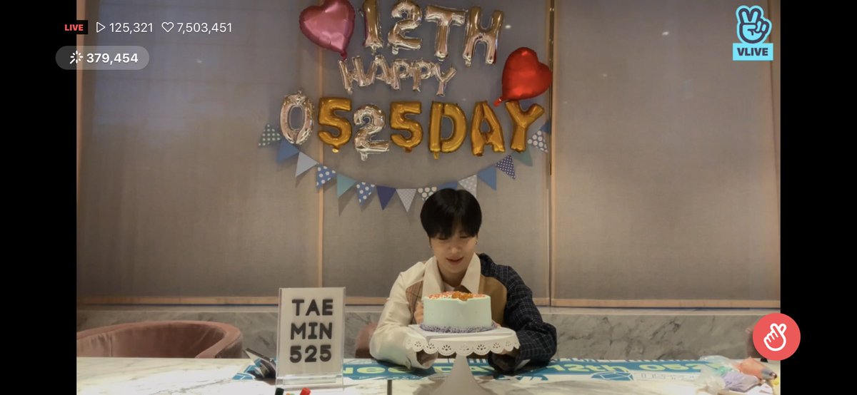 Look at how happy he was decorating his shinee cake 