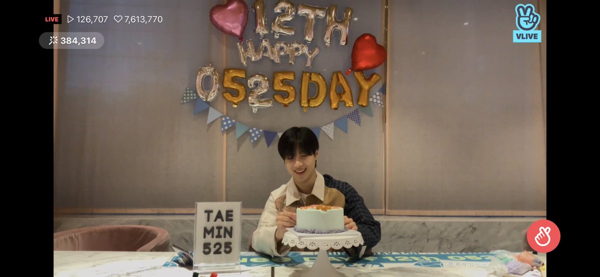 Look at how happy he was decorating his shinee cake 