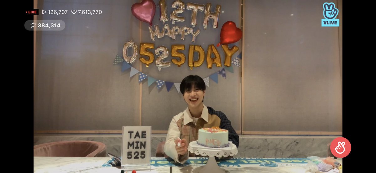 Look at how happy he was decorating his shinee cake 