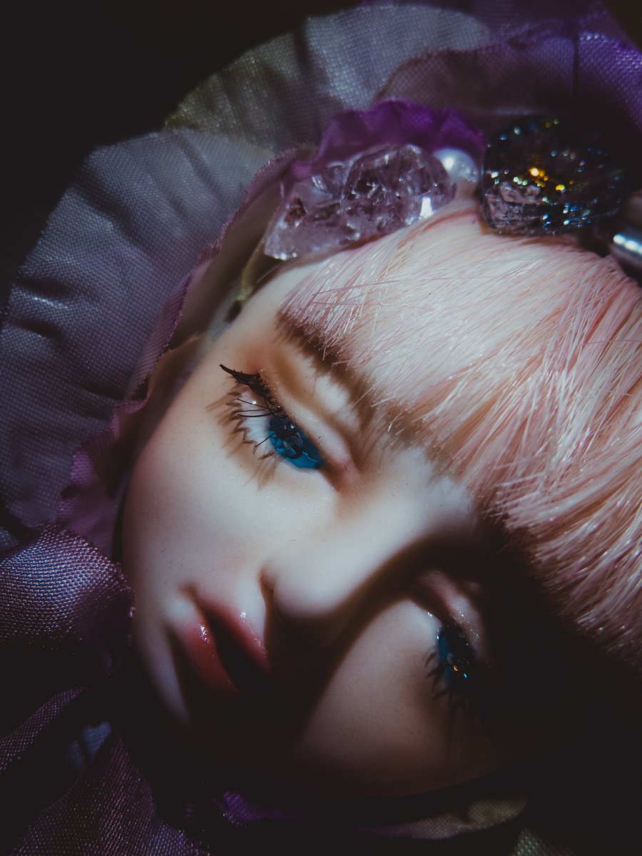 そして私はロシアのヤバい粉を人形たちのメイクに使います また美しくなってしまう Millnaのイラスト