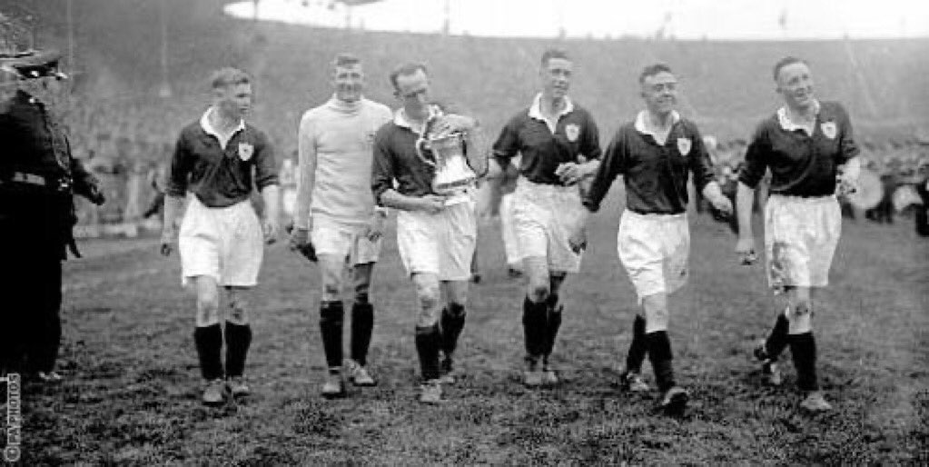 Chapman led Arsenal to their first ever trophy when they won the FA cup in 1930, beating Huddersfield 2-0. He benched the goalkeeper Dan Lewis who made the mistake that cost Arsenal the title in 1927. He also played Bastin over the regular striker, Hapgood.