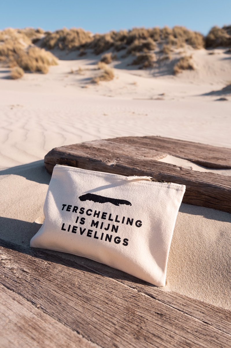 Ben je op #Terschelling en pak je vandaag weer de boot terug naar huis? Neem dan nog een mooi souveniertje mee 💛 Deze fijne canvas etui is te koop voor 8,95. Stuur een PB voor de verkooppunten, bezorgen bij het vakantieadres is natuurlijk ook mogelijk!  🤩