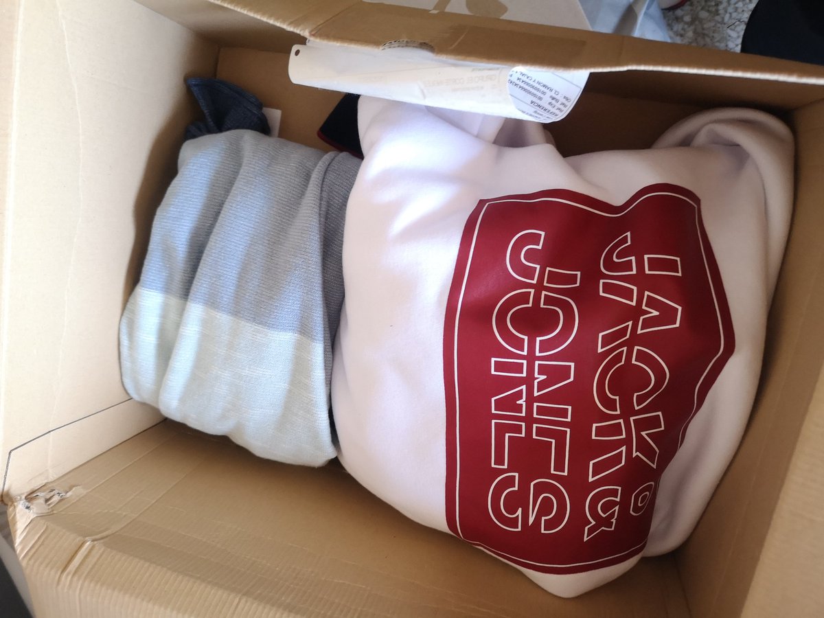 andberbug's tweet photo. @elcorteingles  no entiendo cómo enviáis un pedido con la ropa directamente en la caja, sin bolsa ni medidas de higiene y para colmo sucia.Profesionales 100%, lamentable #ElCorteIngles @elcorteinglesac #MyECI sois pesimos en la atención al cliente https://t.co/9RSKVyr9SG