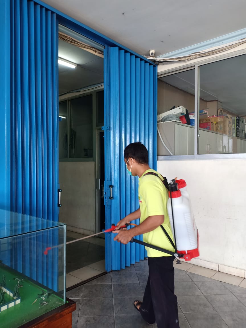MB1_School's tweet photo. Penyemprotan disinfektan Mutiara Bangsa 1School https://t.co/xCEA98KOSH